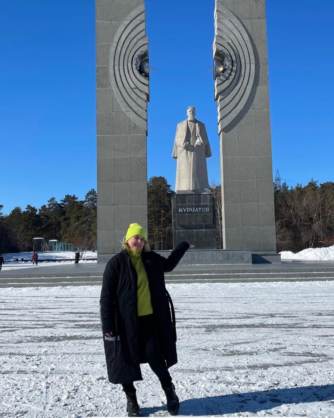Классика жанра: я и памятник 😂

Мы с мужем в Челябинске на пару дней.
Здесь морозно 🥶 широко и спокойно. И небо голубое-голубое. Пронзительное.

Меня пригласили прочесть лекцию про региональный блогинг для сотрудников челябинского  медиахолдинга «ОТВ».

С этим я справилась 💪🏻

Так что теперь мы едим уральские пельмени, дегустируем спотыкач, любуемся челябинскими метеоритом и дышим уральско-сибирским воздухом.

Вы знали, что один берег Челябинска это Урал, а другой - Сибирь?

А оно именно так. Центральный и Северо-западный районы города – это Урал, а Ленинский и Тракторозаводской районы – Сибирь. Такое разделение из-за геологии: Западно-Сибирская низменность под Челябинском, соприкасается с  Зауральским пенепленом, между ними располагается крупный геологический разлом – Челябинский.

Зачем вам эта информация? Не знаю.
Мне понравилась. Решила поделиться.
Удивительная у нас страна. Огромная и удивительная.

А пельмени вкусные.