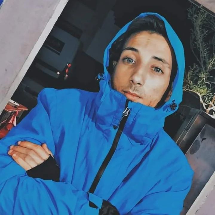 تستحق أن تشعر بنفس الحُب الذي تمنحه. 😌❤️
You deserve to feel the same love you give. 😌❤️🏴‍☠️🎧
#photo #photoshoot #photos #music #fy #fyp #fypシ #tiktok #instagram #instagood #instalike #instaphoto