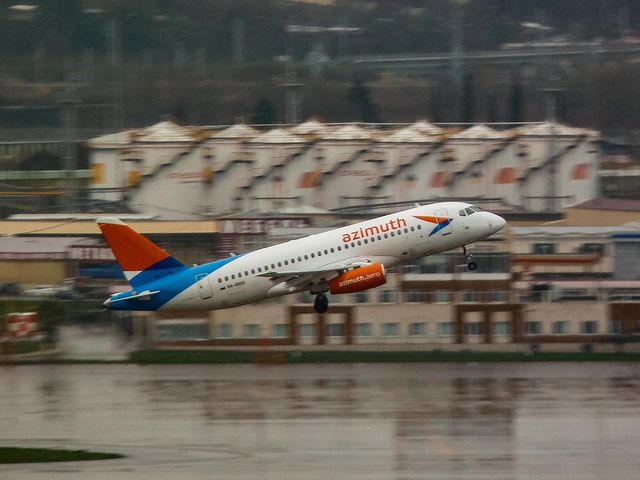 j_o_n_k_a в LOOKY. #ssj100,#Azimuthairlines,#Azimut,#Adler,#Sochi,#spotting. #ssj100 #Azimuthairl...