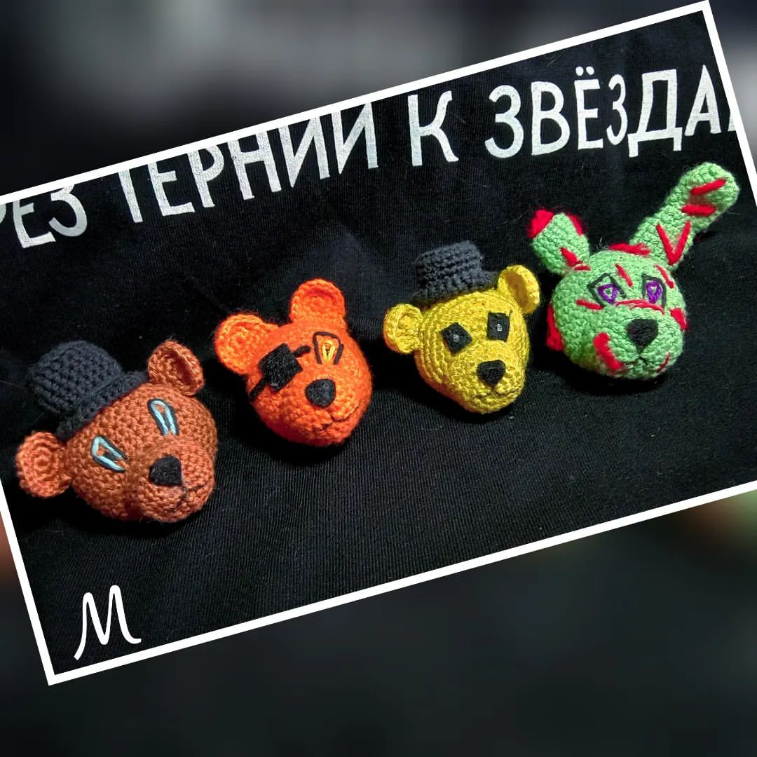 Старый фэндон, но все же. Четыре работы, которые я выставляю на продажу. Первые три идут по 50р., а последний за 75р. Чисто из-за своего размера и большей детализации.
Делаю любых персонажей по этой вселенной, договориться всегда можно.
.
.
.
#фнаф #фнаф2 #фнаф3 #фредди #фокс #голденфредди #fnaf #freddifazber #значки #вязание #вязаниекрючком #вязвныеигрушки #аниматроники