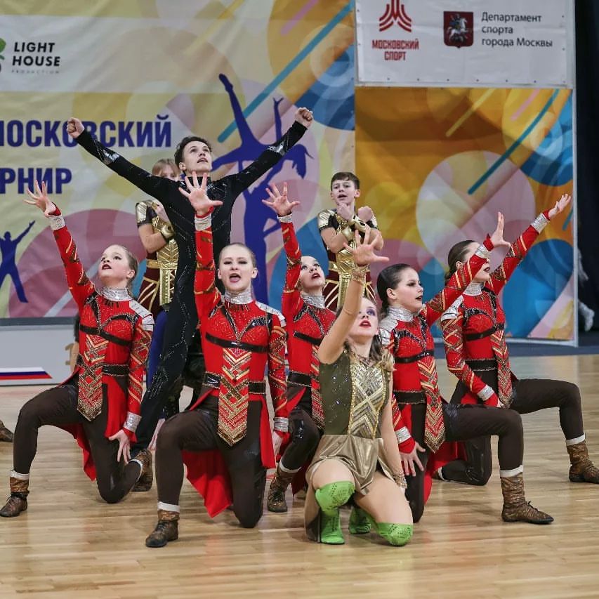 Судя по комиксам Marvel, все самое важное происходит в Нью-Йорке, но иногда сценаристы вспоминают о существовании остального мира, и действие переносится в экзотические места. Причем некоторые из них не отыщешь на карте, оно и понятно: сюжет требует массовых разрушений, а использовать для этого реальные государства опасно — вдруг извинений в прямом эфире потребуют? В самом сердце Африки, где-то рядом с Угандой и Кенией располагается Ваканда. Здесь высокие технологии, современные города и небоскребы соседствуют с древними религиями и ветхими руинами, а общество основано на традициях и племенной структуре. Глава государства носит титул Черная Пантера, а придумали это все Стэн Ли и Джек Кирби. Впервые персонаж появился в 52-м выпуске комикса о Фантастической четверке, который вышел в 1966 г. В 1968 г. он присоединился к Мстителям, а главную роль получил в 1973 г. в одной из арок комикса Jungle Action. 
В отличие от многих супергероев, Т’Чалла не так тесно связан со своим альтер-эго. Кличку себе он не придумывал, костюм получил в наследство вместе с титулом. По некоторым данным, первый Пантера появился не менее 10 тысяч лет назад. Его костюм снабжен когтями из вибраниума, частицы вибраниума вплетены в саму ткань, что делает костюм пуленепробиваемым, специальные ботинки, которые тоже содержат вибраниум, позволяют безопасно приземляться при падении с большой высоты и бегать по вертикальным поверхностям. Еще есть маскировочный плащ, благодаря которому Т’Чалла может сливаться с окружением, световой щит и кинжалы из вибраниума.
Впрочем, Т’Чалла и без костюма выдающийся персонаж. В комиксах его считают одним из восьми самых умных людей, наравне с Мистером Фантастиком, Доктором Думом, Генри Пимом, Зверем, Брюсом Беннером, Тони Старком и Амадеем Чо. Кстати, Чёрная Пантера обладает всеми знаниями предыдущих носителей титула, обостренными чувствами, способен развить почти сверхчеловеческую скорость, мастерски владеет оружием и рукопашным боем. И если этого мало, Т’Чалла закончил Оксфорд, побывал в составе как Мстителей, так и Фантастической четвёрки, был членом Иллюминатов. И да. Он был женат на Шторм, та которая из Людей Х.
📍 Формейшн Baby's rock. СК Импульс