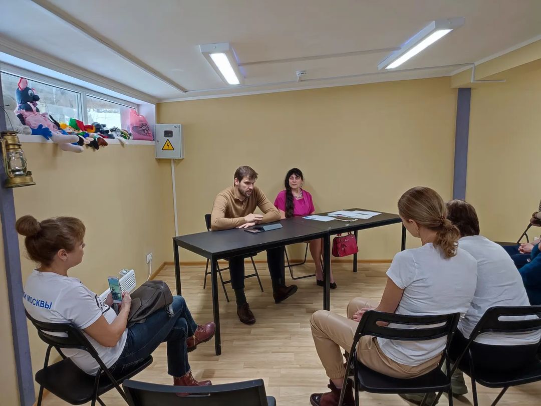 Вчера, 3 апреля в 16.00 на территории ПКиО "Фили" прошла встреча с представителем Министерства спорта Российской Федерации Иосифом Свищёвым и председателем регионального отделения по городу Москве, представителем Федерации зимнего плавания России (ФЗПР) в Центральном федеральном округе Натальей Серой с представителями московских спортивных клубов и организаций. Обсуждались текущие рабочие моменты, а также проблемные вопросы развития этого вида спорта в нашем регионе. По окончании дискуссии провели экскурсию на берегу Москва-реки для ознакомления с работой учебно-спортивной базы зимнего плавания ОСК "Кунцево". Общение прошло в рабочей и дружеской атмосфере, приняты решения по ключевым вопросам, действуем согласно утвержденному плану, графику.
P.S. Выражаем особую благодарность администрации ПКиО "Фили" за предоставленное помещение, неоценимую помощь в организации встречи, поддержки и развития нашего движения в целом!
.
.
.
#паркфили#филёвскийпарк#всевпарк#фили#багратионовская#пионерская#кунцевская#кунцево#крылатское#зао