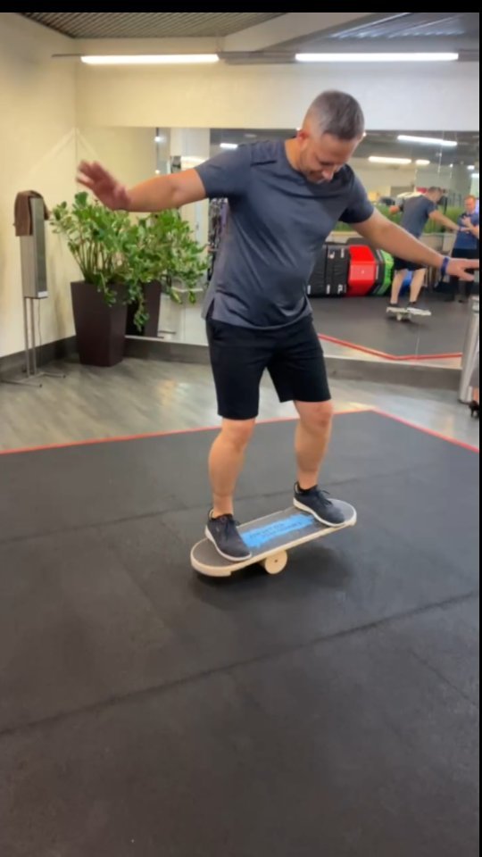 nomicron_ в LOOKY. #уловкипослетренировки,#баланс,#balanceboards. Продолжаю усложнять....