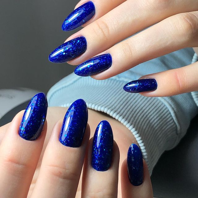 yarkaeva_nail в LOOKY. #маникюр,#гельлак,#формаминдаль,#красивыеногти,#владивосток. Синие блёстки 🔥
#ма...