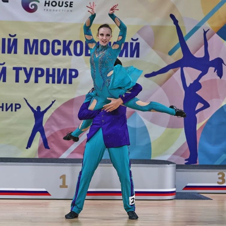 "Факир" - арабское слово, которое обозначает нищенствующего мусульманского монаха, давшего обет бедности, и он не имеет ничего общего с факирами, которые укрощают змей на индийских улицах.
Вопреки распространенному заблуждению, уличные факиры не разводят кобр и не пытаются дрессировать их с младых зубов. "Труппа" пополняется в обширных лесах, и предпочтение отдается взрослым кобрам, способным впечатлить размерами. В отлове факирам помогают ручные мангусты, дружелюбные зверьки, легко поддающиеся дрессировке. Пойманную кобру выпускают из мешка, и змея остается наедине с факиром. В абсолютном большинстве случаев пленница немедленно атакует обидчика, но у заклинателя наготове основной атрибут действа – сделанная из тыквы флейта-пунги. Несмотря на обилие бросающихся в глаза украшений, ничего необычного в инструменте нет. Нападающая на своего "хореографа" кобра просто немедленно получает флейтой по голове. Избиение продолжается постоянно, и даже когда кобра пытается сбежать, позабыв про ядовитую месть, факир останавливает ее все той же флейтой-дубинкой. После длительных "уроков" змея воспринимает флейту как страшную угрозу. 
Кобра, выбираясь в начале представления из корзины, ничем не выделяет факира из толпы других двуногих – ученые утверждают, что пресмыкающиеся не способны отделить одного человека от другого. Для змеи и факир, и зрители – вызывающие раздражение хулиганы, которых надо немедленно покусать. Но тут животное видит флейту и узнает ее, как родную маму. Мелодия, извлекаемая из инструмента, не имеет значения, ведь змеи лишены слухового аппарата. Впрочем, учитывая, что довольно-таки неприятный звук пунги распространяется на высоких тонах, он вполне может привлечь внимание змеи. Кобра внимательно следит за источником угрозы, каковым является флейта, а заклинателю лишь остается покачиваться, заставляя змею двигаться вместе с собой в такт и тщательно следить за расстоянием между музыкальным инструментом и ядовитой гадиной: если слишком сблизиться, можно спровоцировать нападение. Доктор Фэарли проследил жизненный путь 25 заклинателей змей за 15-летний период. Оказалось, что за это время 19 погибло от змеиного яда.
Райлян Иван Клопыжникова Елизавета СК "Позитив"
