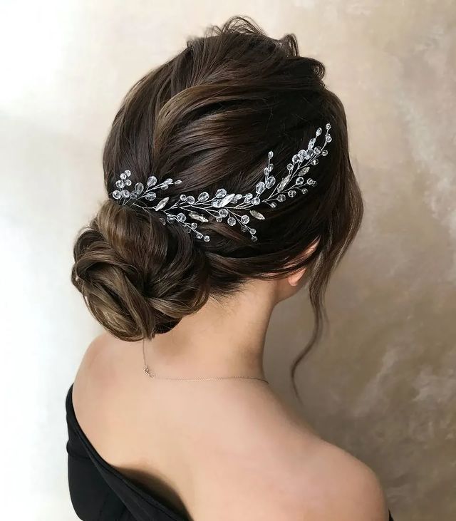 lisa_for_wedding в LOOKY. #украшенияворонеж,#украшенияизхрусталя,#украшенияизкристаллов,#украшениявприческу,#диадемаручнойработы,#диадема,#тиара,#тиарадляневесты,#свадебныйгребень,#прическанасвадьбу,#прическаневесты,#веточкаизхрустальныхбусин,#веточкавприческу,#хрустальныйгребень,#украшениянавыпускной,#нежнаяневеста,#свадебныйнаряд,#свадебноеплатье,#веточкавприческу,#вприческу. Боже, как это красив...