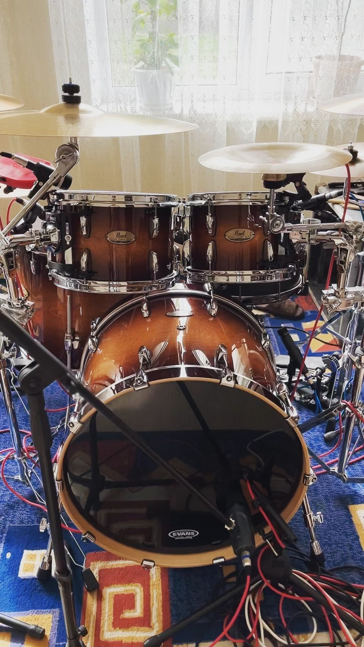 one_grek_ide в LOOKY. #paistecymbals#cententcymbals#pearldrums#tamasnare#evansdrumheads#drums#drummer. Теперь познакомлю ва...