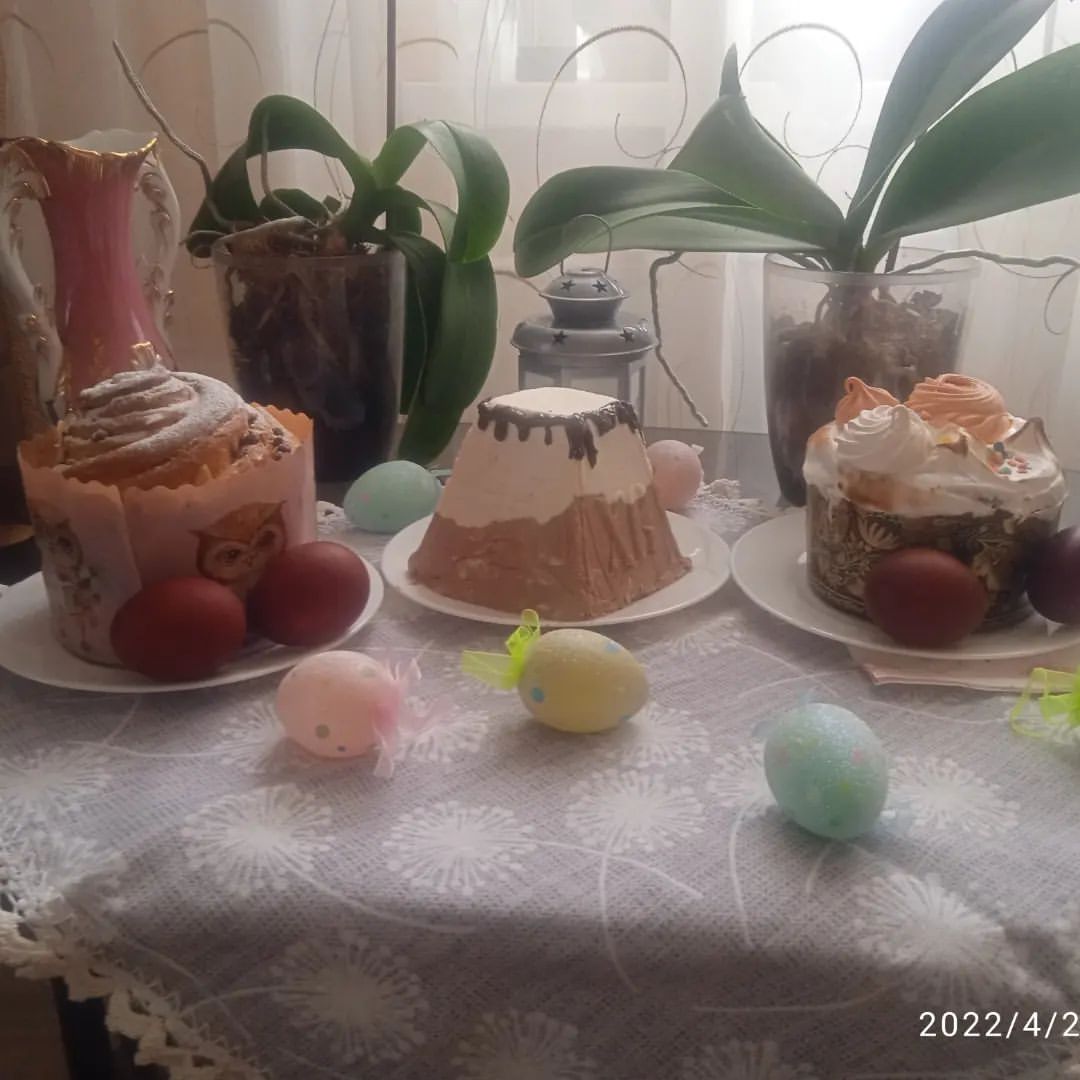 Пасхальный стол. В этом году сделала кулич-краффин с миндальными лепестками и шоколадными термостабильными каплями, второй кулич с изюмом и вяленой клюквой, настоянными на роме. Творожная пасха ваниль-шоколад. Поздравляю всех с наступающим праздником!!!! 
#пасха #пасхальныйкулич #пасхальныйдекор #праздник #праздничныйстол