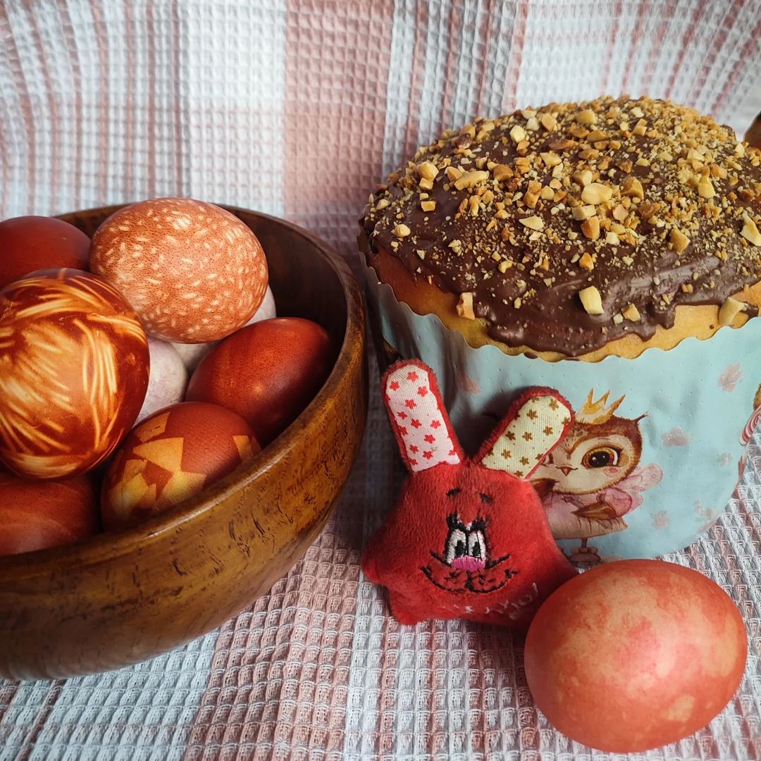 Со Светлой Пасхой!
В первый раз испекла сама куличи 🧁, только обычную глазурь заменила шоколадом) Получилось вкусно 😋
А покраска яиц в луковой шелуше - стандарт, не люблю красители, которые продают в магазине.
#пасха #пасха2022 #пасхальноевоскресенье #куличи #выпечка #домашняявыпечка #крашенки