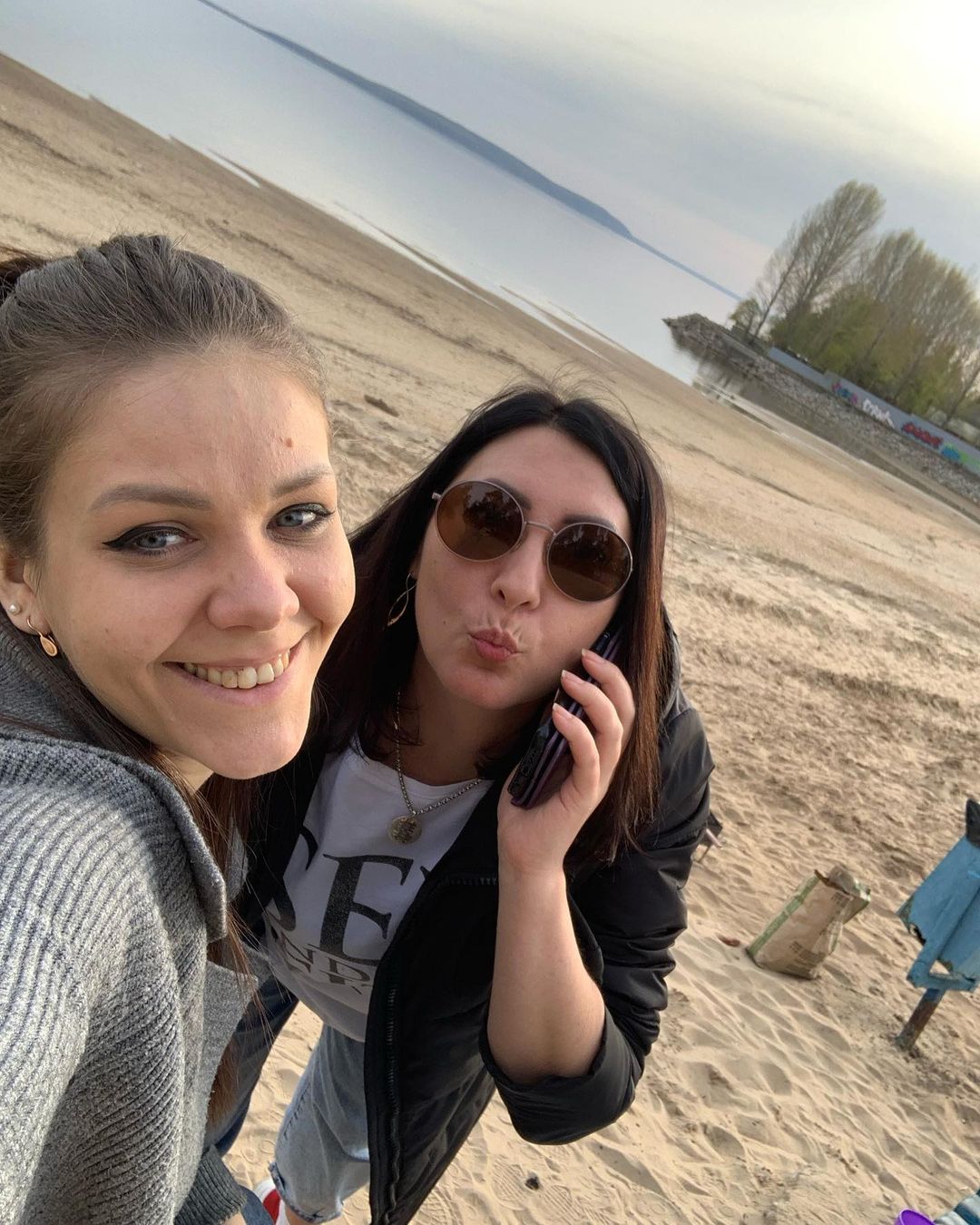 Сестренка😉😘
.
.
#деньпобеды
#отдыхслюбимыми
#шашлындос
#итальянскийпляж
