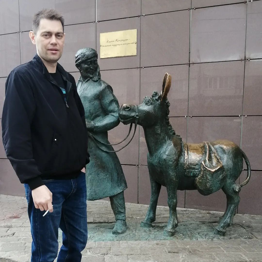 — Как можно стать умным? — спросили Насреддина Афанди.
— Если при тебе говорит умный человек,— отвечал мудрец,— ты прислушайся к его словам. А если тебя слушают, то прислушайся к своим словам. Вот тогда и станешь умным.