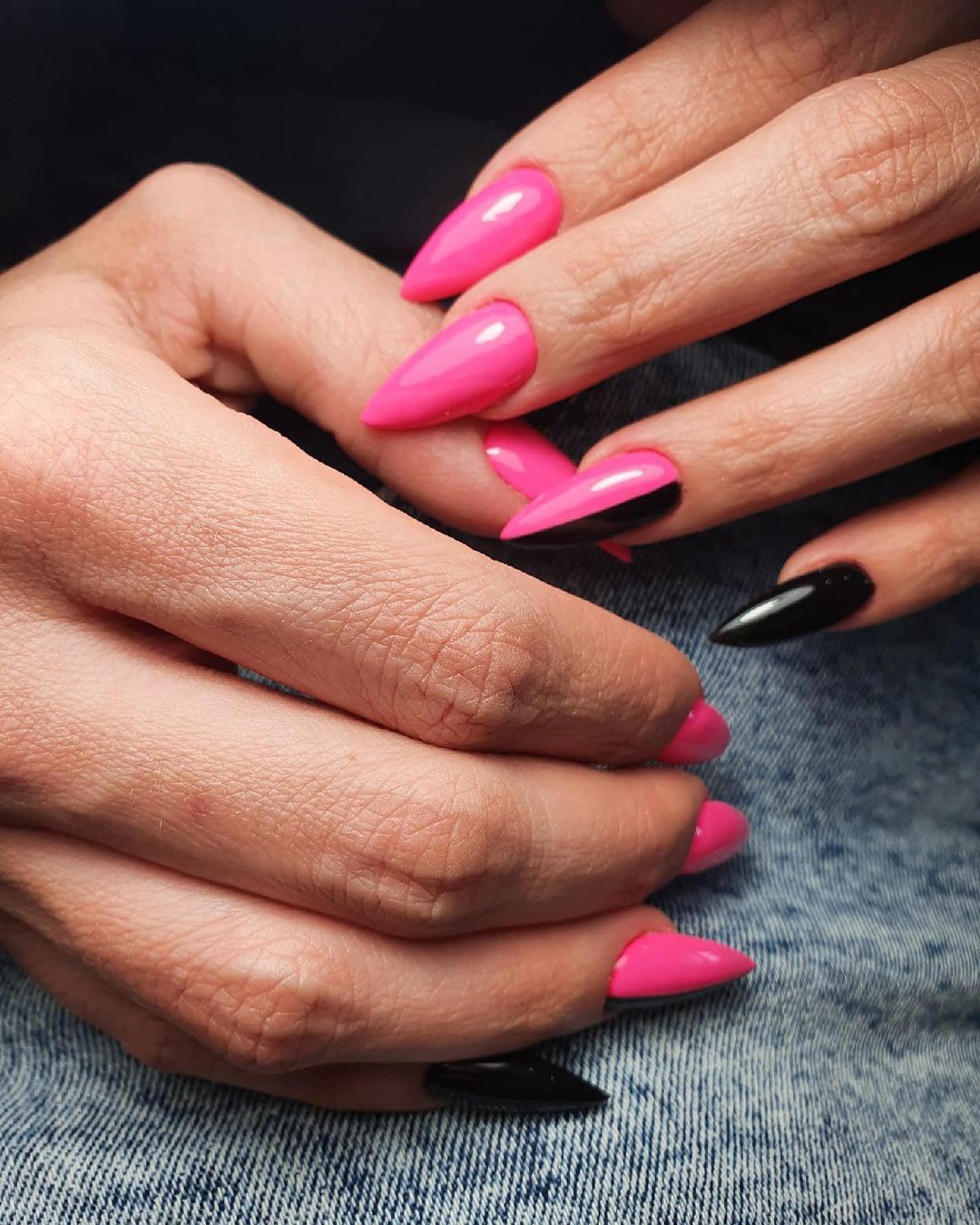 Эмо эмо пид….кая чёлка 👩🏽‍🎤😅
🖤💖🖤💖🖤💖🖤💖
Как всегда радуешь @valentines_nail 🥰
И да, это самая офигительно-ровная линия между цветами в моей ногтевой жизни👍🏼😅 Ты крутая, спасибо🥰🥰🥰
.
.
#ногтитольятти 
#эмо