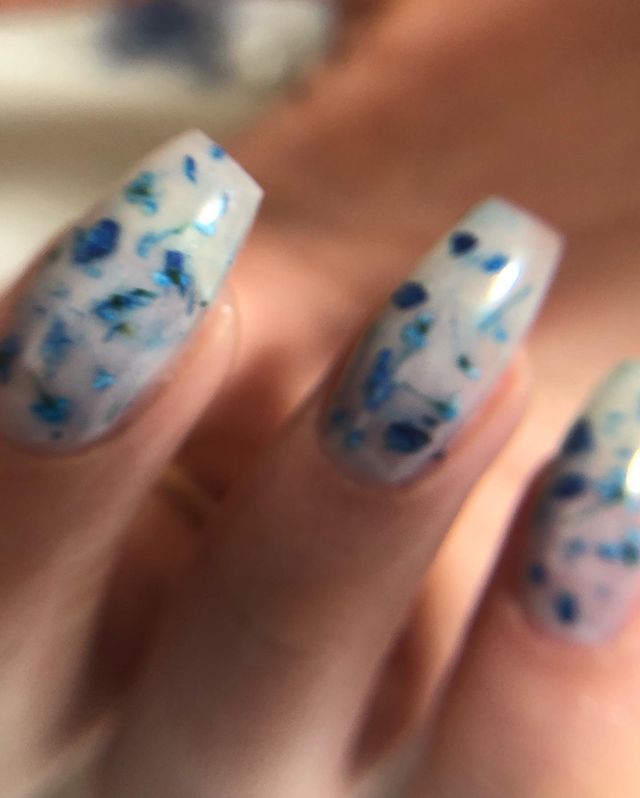 yarkaeva_nail в LOOKY. #сухоцветы,#красивыеногти,#маникюр,#молочнаябаза,#владивосток. Сухоцветы 💙
#сухоцв...