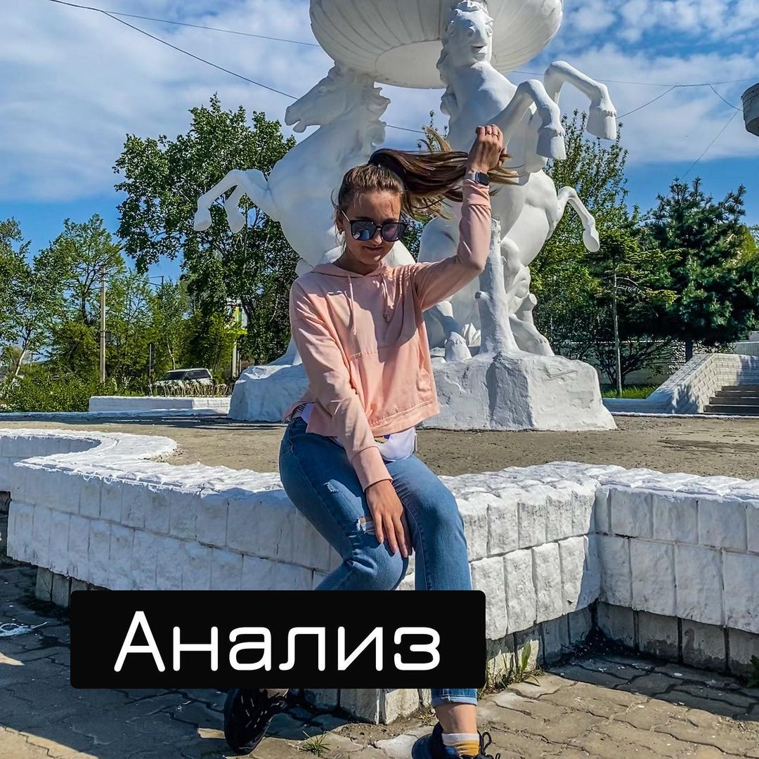 Анализ ЦА и Конкурентов🧐

Чтобы сайт сделать эффективным нужно:

▪️Понять сегмент целевой аудитории (возраст, пол, достаток) определить их потребности и страхи. 
❗️От анализа целевой аудитории зависит конверсия сайта. 

Если мы знаем клиента то мы:
➖Пишем на понятном ему языке 
➖Пишем именно то что ему нужно прочесть
➖Давим именно на те боли которые у него есть
Результат: конверсия растёт 🔝

*️⃣Если у заказчика нет информации о его целевой аудитории то можно поискать готовые кейсы других дизайнеров в интернете и самостоятельно выявить боли и потребности.

▪️Изучить конкурентов, определить их сильные и слабые стороны. 
Взять и изучить сайты лидеров ниши, не допускать их ошибок и в итоге сделать лучший сайт в тематике⭐️(изучать офферы, призывы к действию, структуру преимущества, дизайн).

Берем всю эту информацию + собираем любую информацию от заказчика, так как он лучше всех знает свой продукт и может о нем рассказать важные моменты которые можем задействовать.

И приступаем к следующему этапу «Создание прототипа» об этом в следующих постах✨

Лайк если было полезно❤️