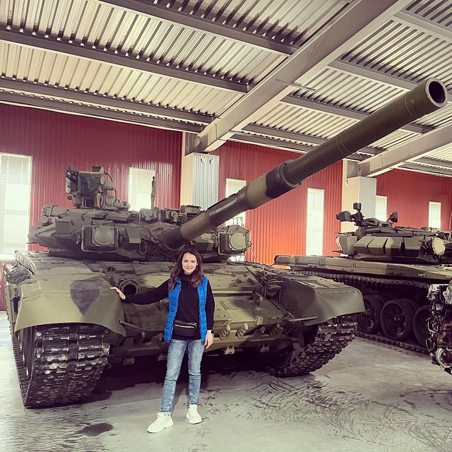 nadi_donskaya в LOOKY. #фестивальмалыхгородовроссии,#мирнинскийтеатр,#тагил,#нижнийтагил,#фестиваль,#гастроли,#актёры,#актриса,#танк,#музей. Маленький человек ря...