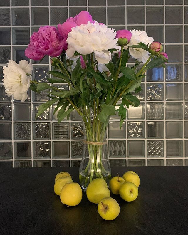 azarika4e в LOOKY. #flowers,#apples,#fruits,#glass,#lastspringday,#beforesummer,#kitchen,#evening,#blacktable,#mood. An hour to summer 🌺...