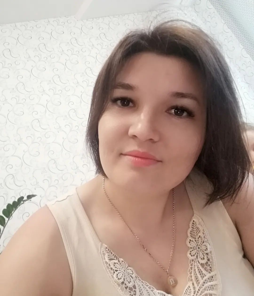 Запомни раз и навсегда,
Что жизнь одна-она твоя!
Не надо слушать никого,
Они не знают ничего...
Твоих эмоций и страданий,
Твоих обид,любви,прощаний...
Не знают,что в душе,на сердце,
Не знают,чем тебе согреться...
Кто нужен,дорог,кто любим,
Кто до безумия тебе необходим...
Не знают снов твоих,
Не видят боли...
И никогда не быть им в твоей роли.
Ведь жизнь одна,она твоя,
Ты делать в сё сама должна.
Решать,брать,видеть, говорить,
Звонить,кричать,страдать и ждать.
И ненавидеть,и скучать,
И крепко за руку держать.
Смотреть в глаза и обнимать,
Смеяться,плакать и мечтать...
Не побояться полюбить...
Тогда поймёшь,
Что значит ЖИТЬ!!!

#мысливслух