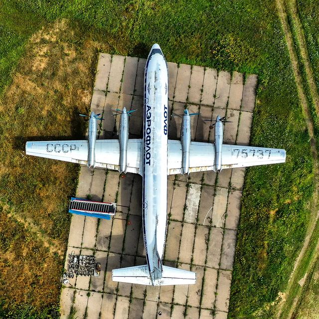 ulpbspot в LOOKY. #ил18,#Илюшин,#il18,#ilushin,#instagramaviation,#instaplane,#avgeek. #ил18 #Илюшин #il18 ...