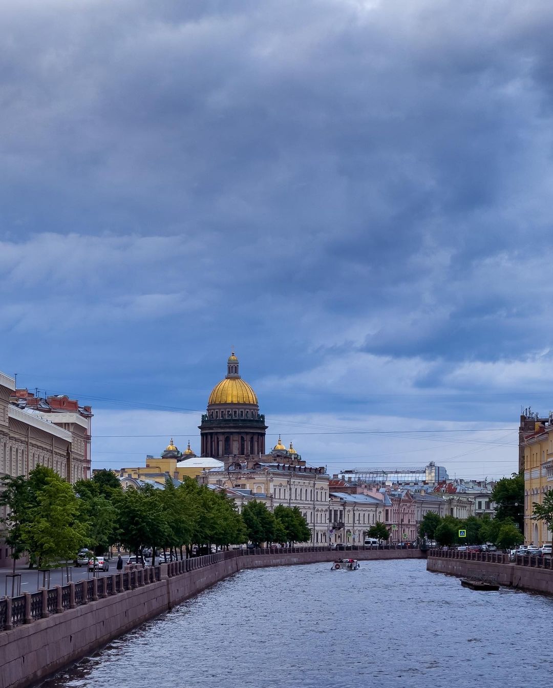 Одно из самых главных достопримечательностей Петербурга - Исаакиевский собор. Собор является самым высоким сооружением архитектурного комплекса, включающего в себя четыре площади города (Адмиралтейскую, Дворцовую, Исаакиевскую и Сенатскую) и выходящего на севере к Неве. Позолоченный купол собора видно из разных районов города. Размеры здания и масштабы здания поражают.
#sanktpeterburg #russia #mobilephotography #shotoniphone #iphone12promax #санктпетербург #россия #мобильнаяфотография