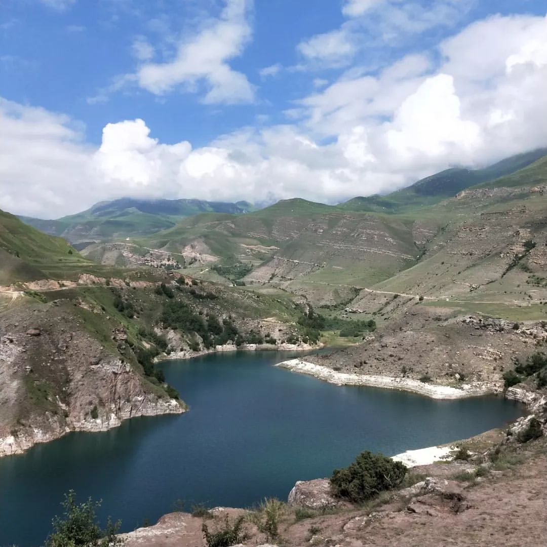 Озеро " Гижгид" Кабардино-Балкария.🏞️💞
Озеро Гижгит (другое название — Былымское озеро) представляет собой внушительных размеров водоём потрясающего небесного цвета, располагающийся в горной местности. Окружающие его рельефы не оставляют равнодушными даже самых капризных путешественников.