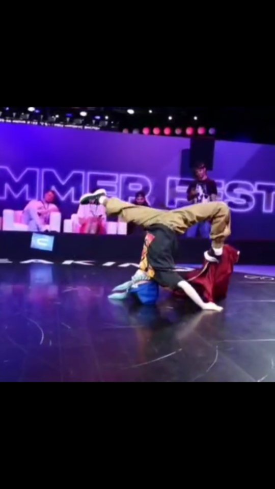 annashiverova в LOOKY. #bgirlshina,#justnamekids,#breikingkids,#break,#bgirl,#брейкданс,#Красногорск,#крокусэкспо,#summerfest,#брейкингволгоград,#танцыволгоград,#танцыволгограддети. Всероссийские соревн...