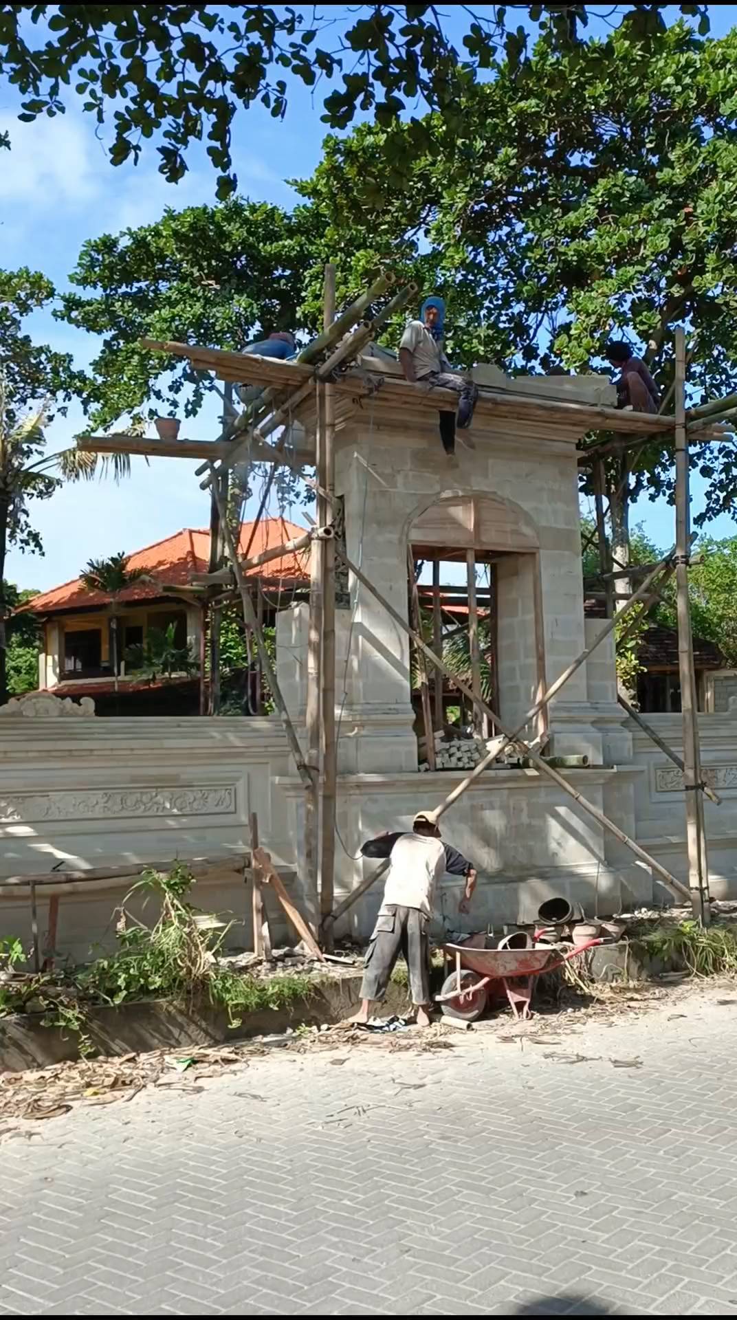 internetforis в LOOKY. #baliindonesia,#baliwork,#jobinbali. Рабочие делают новый...