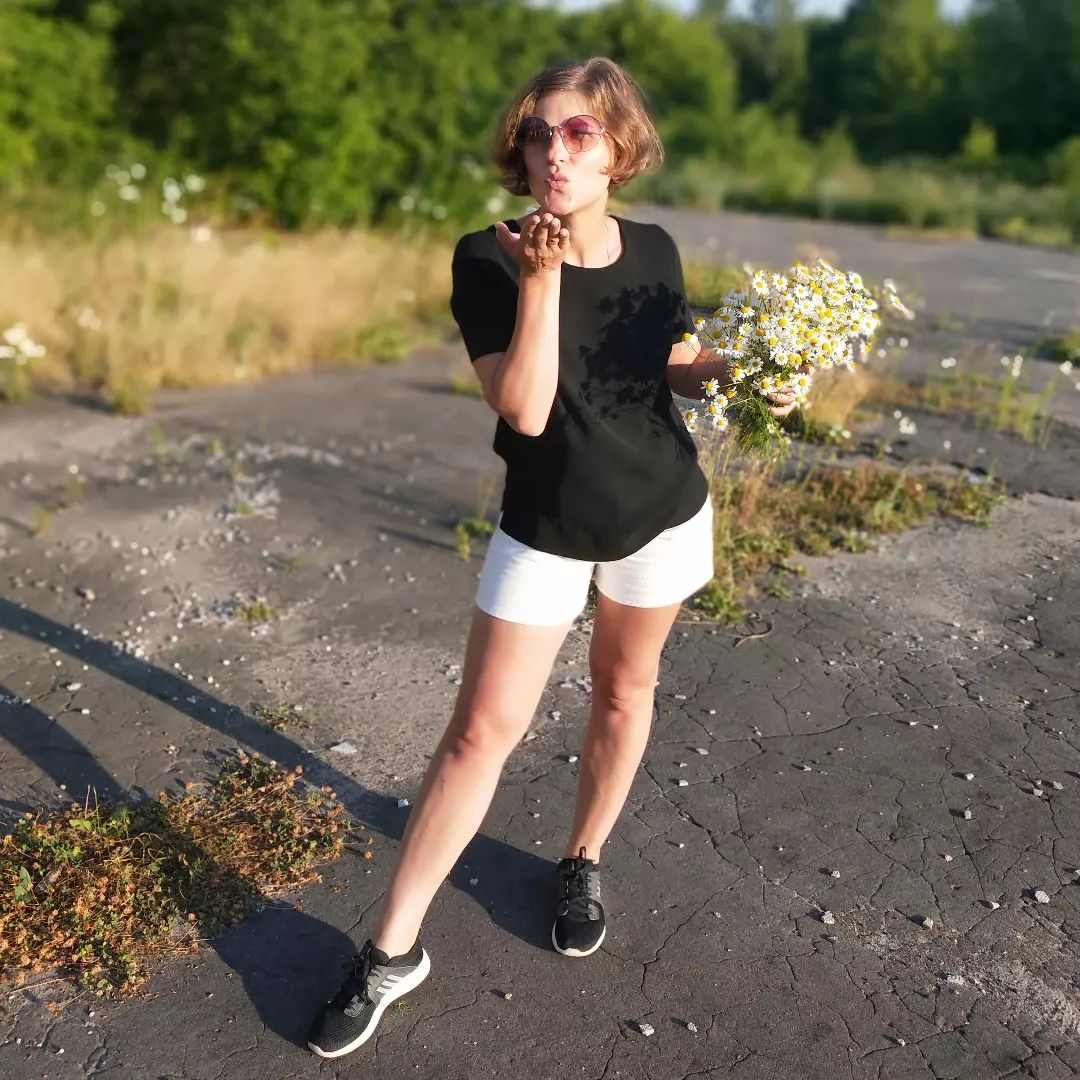 Жизнь- в каждом вздохе.
Человек может жить, видя этот мир в полном цвете, может смотреть на мир с любовью. Он чувствует, как солнце греет его своими лучами, как красиво поют птицы и шелестят листья деревьев, как листок, сорвавшись с ветки, кружась, попадая в ручей, стремительно плывёт по течению.

Мира, добра и гармонии 🕊️🙏

#люблюжизнь