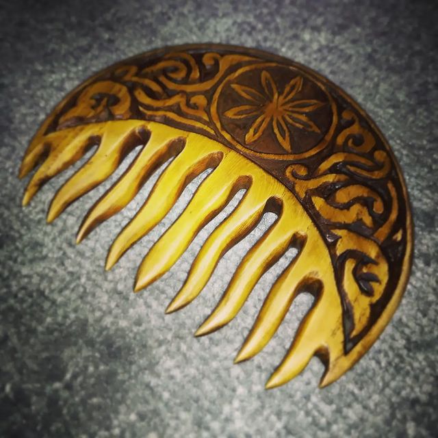 masterskaya_vega в LOOKY. #гребешок,#гребеньиздерева,#оберег,#ведьма,#ручнаяработа,#традиции,#оберег,#родныебоги,#роднаякультура,#роднаявера,#вега. Силу Солнца да силу ...