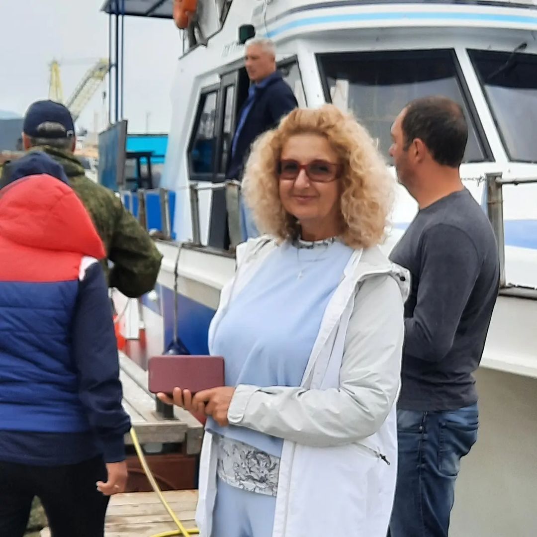 Сегодня был морской день. Океанский ☝🏻 Планировалась тихоокеанская рыбалка с элементами прогулки. А получилась прогулка с элементами рыбалки 😄. 
На катере "Путник" мы выходили из Авачинской бухты в бухту Русскую. Очень далеко, часа 4 вдаль от берега. По пути подходили к самым знаменитым достопримечательностям. 
Кéкуры (столбовидные скалы) "Три брата" - вообще визитная карточка,  символ Петропавловска-Камчатского. Эти скалы известны ещё с 18 века, конечно же овеяны красивыми легендами. Вкратце - братья стали грудью на защиту своего селения от цунами, оказались сильнее стихии, чем прогневили Бога, и он превратил их в камни, которые и по сей день стоят на защите бухты. 
Там же рядом мыс Маячный, на котором стоит самый древний Петропавловский маяк, и поныне исполняющий свою функцию - указывает морякам вход в безопасную бухту. На фото нет его, он был в сильном тумане... 
Дальше - остров Стáричков, на котором гнездятся тысячи птиц. И название его тоже произошло от птички стáрика. Если присмотреться к этой скале, можно увидеть, как в каждой ложбинке, в каждом уступе сидят птички. Милота страшная ☺
А уж совсем гвоздь программы - сивучи, тюлени... Мы так долго плыли, чтобы увидеть их лежбище в естественной среде обитания. Их могло там и не быть, говорят, что когда в бухту заходят касатки, тюлени моментально смываются. Мне ужасно хотелось увидеть и касатку, но нет... Зато тюленьки были на месте, так прикольно разложили свои ласты по камушкам. Все морские котики - любовь моя ☺... Они совсем не похожи с байкальскими нерпочками - отличаются и цветом, и размером, и мордочками, и поведением. И рычат ещё. Ой, ну красотень! ☺ 
Целый день, много часов провели мы в океане. И солнышко было, и туман, и дождик. Ну очень здорово! 
А рыбалка тоже была, конечно, по времени очень мало, но всё равно круто, завтра покажу, когда соберëм все фотки.
