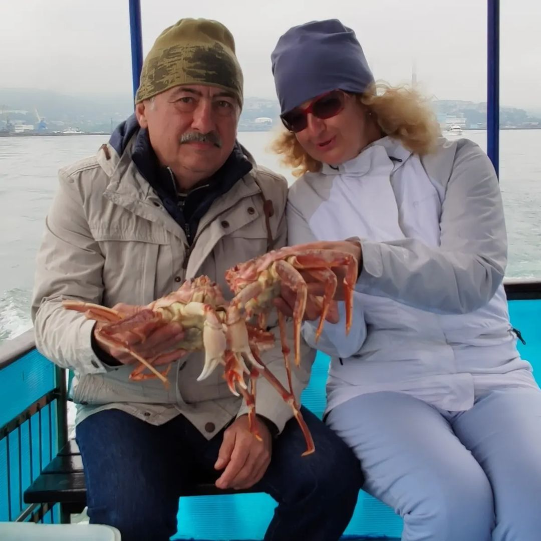 А ещё я вам скажу, что наловили мы крабов 🦀. И совру 😂. Потому что ловят их какими-то специальными кольцами со специальной лицензией, а потом передают на такие кораблики, как наш, таким проглотам, как мы. Это был краб стригун, ну вот прямо из океана и сваренный при нас на пару́. Ой, вкуууусно! 🤤