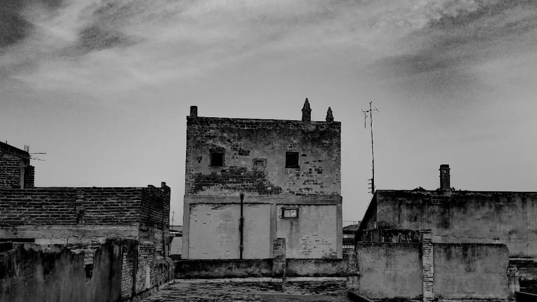 reydleyph in LOOKY. #bwphotography,#bw_fotooftheday,#bnwphoto,#bnw_catalonia,#revistanegromundo,#bnw,#bnw_detaillovers,#bnw_captures,#bnw_planet,#urban,#qva_photographs,#qva_photographers,#fotografía,#fotografiacallejera,#fotografiando,#cubaenfotos,#streetphotos,#blancoynegrofotografia,#artwork,#artweb,#newpost,#artvisual,#newnew,#paisaje,#artwork,#art,#momentsinbnw. Tejados fílmicos
.
....