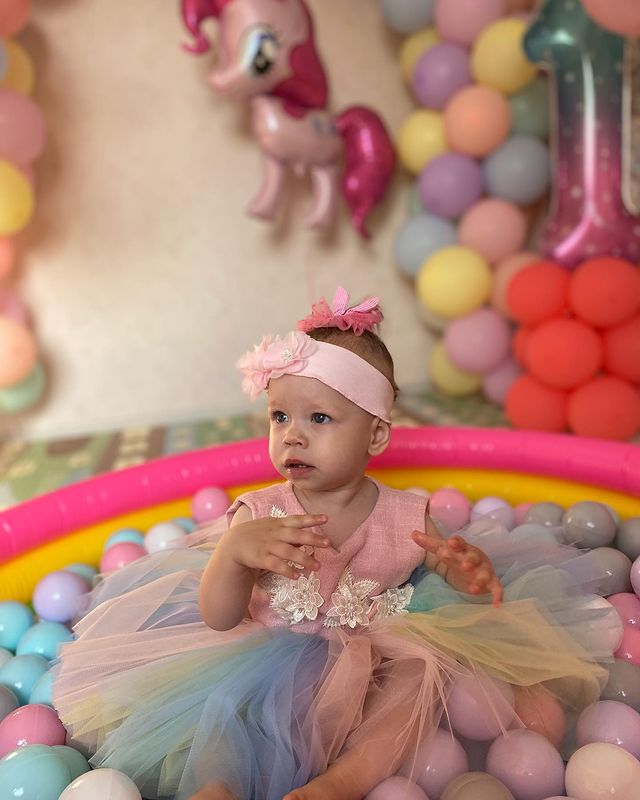 renarde_fox_ в LOOKY. #доченька,#малышка,#годик,#1годик,#праздник,#деньрождения,#подарки,#именинница,#семья,#дети,#ребенок,#любовь. Маленький наш ангело...