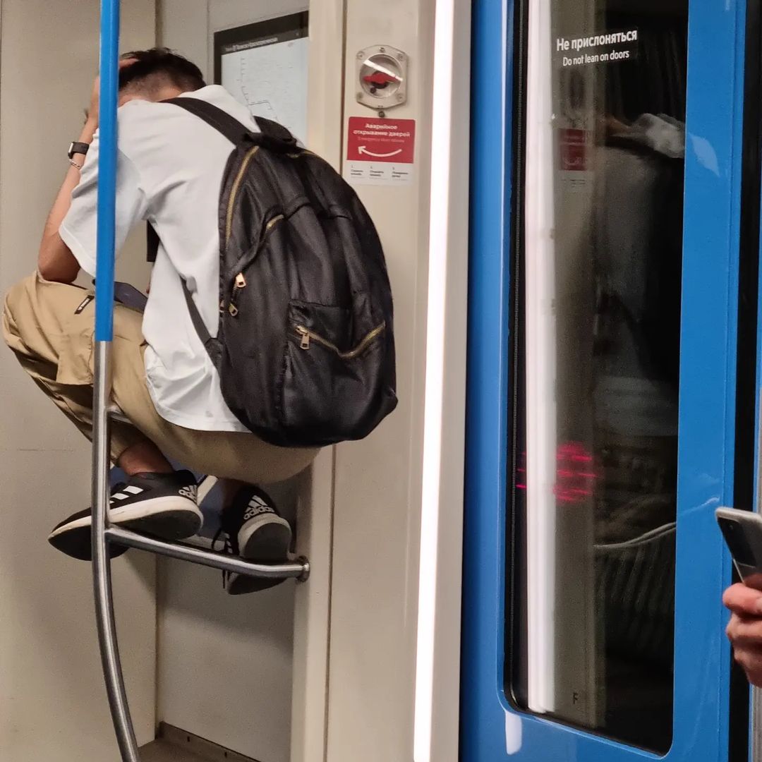  в LOOKY — Еду я сегодня в метро, еду с работы, полно мест для сидения.