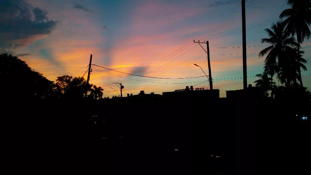 reydleyph in LOOKY. #newpost,#artvisual,#newnew,#artwork,#art,#photography,#photo,#wallpaper,#vistas,#fotografía,#habana,#cubaenfotos,#atardecer,#twilight,#cubanosporelmundo,#cubanos,#cuba,#mihabana,#f4f,#followbackteam,#liker,#instapic,#instainspiration,#pobmagazine. Caminando por la hab...