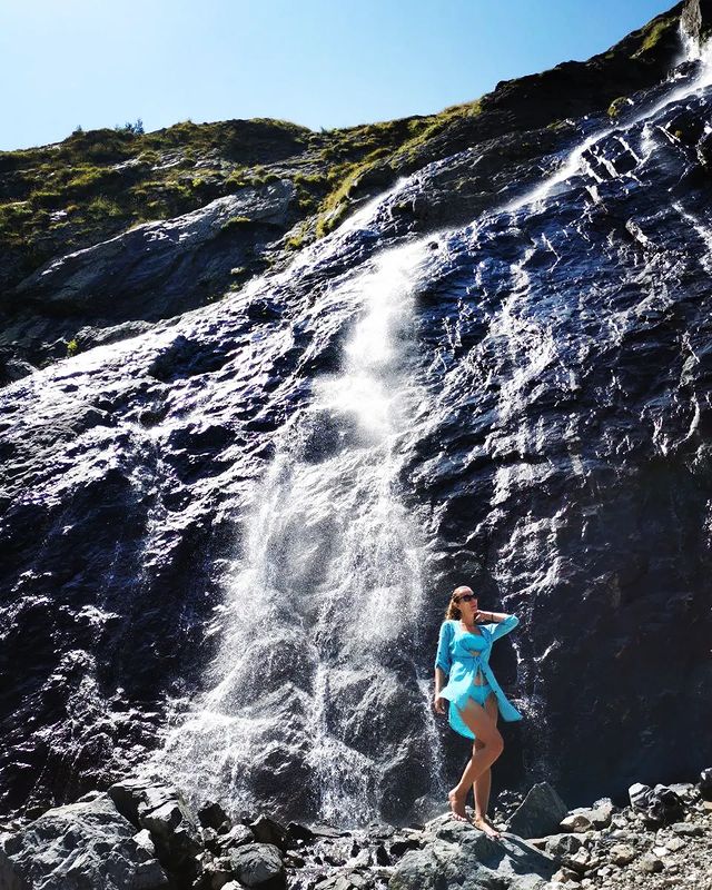 maria_valyukevich в LOOKY. . Помылась в водопаде ...
