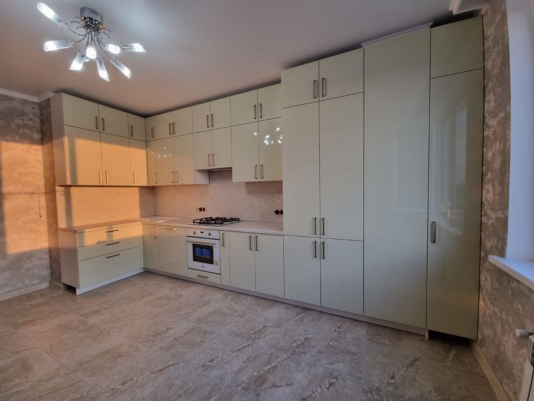 Кухни, шкафы купе в Ставрополе в LOOKY — Кухня. 1.5*4.6 м.п. МДФ + краска, фурнитура Фирмакс. Цена (н