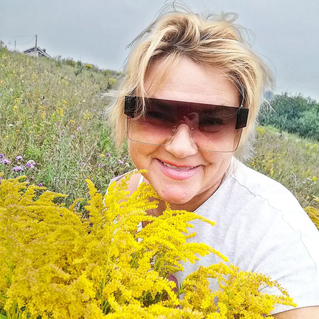 "Туда, за город, в поля с пшеницей,
где жизнь бушует, огни зарницы...
Хмельные травы стоят по пояс
и набухает злачёный колос...
Вдохни по-глубже намёк тумана,
лугов зелёных, цветочно-пряных.
Войди в прохладу манящей речки..,
вдоль сосны-стражи стоят, как свечки... "