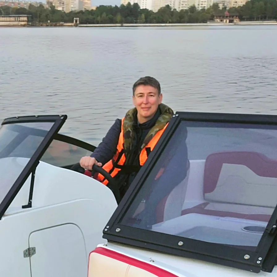 Классная прогулка получилась по Москва-реке!!! Никогда бы не решился отправиться в самостоятельное плавание среди больших прогулочных катеров,  тем более,  за рулём! Всё благодаря поддержке отважного капитана @ele_samarina! 
Лена,  спасибо огромное,  открылись потрясающие ракурсы на город.
А кроме того,  что более важно -  очень яркие эмоциональные впечатления от неотвратимости процесса,  ощущения близкой воды,  скорости,  восторна,  страха.. ,  в темноте ж ничего не видно,  как ты под парусами ходишь!!! 😄😂
В общем,  нам понравилось!  Надо будет повторить!!! 
Класс,  спасибо за открытие и участие!!!