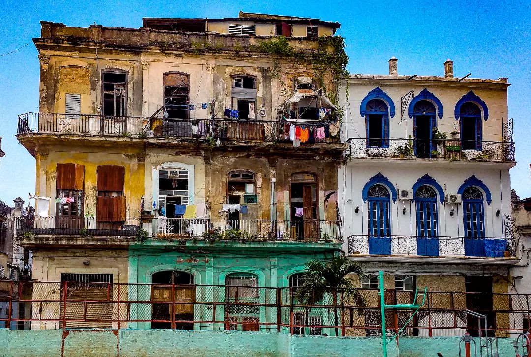 reydleyph in LOOKY. #photo,#fotografía,#photography,#paisaje,#urbanismo,#urban,#qva_photographs,#qva_photographers,#cuba,#habana,#havana,#destinos,#fotoshooting,#travelblogger,#travelphotography,#artwork,#art,#cubanphotos,#artvisual,#newpost,#newartist,#turismo,#cubanosporelmundo. Contrastes captados ...