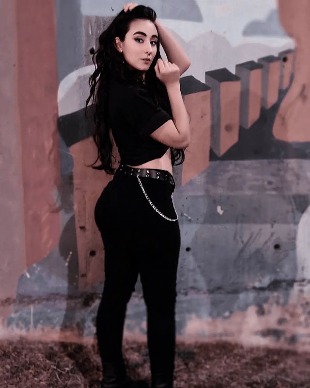 ⸸𝓛𝓸𝓻𝔂 ⸸ в LOOKY. . ✨🖤✨