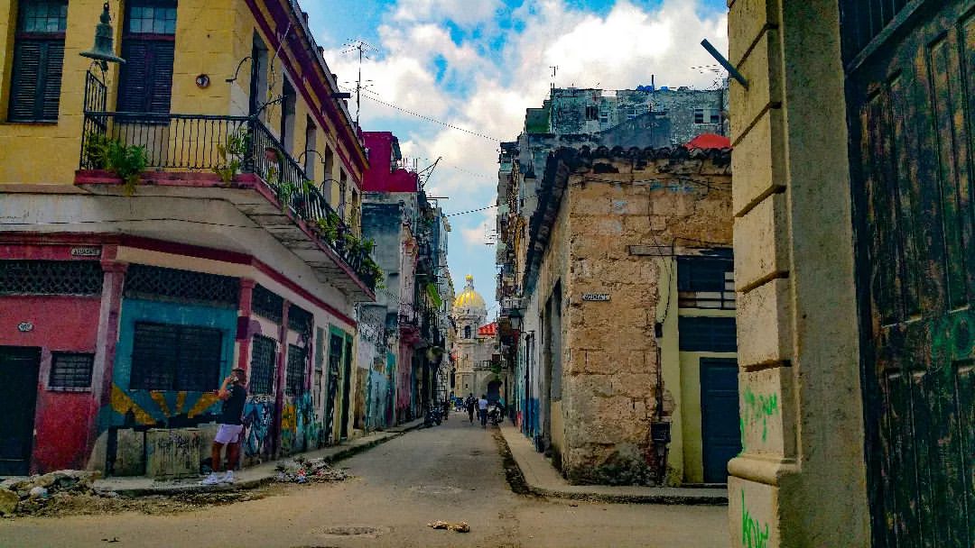 reydleyph in LOOKY. #photography,#photo,#foto,#urbanismo,#paisaje,#portada,#habana,#cubaenfotos,#cuba,#cubanosporelmundo,#l4l,#f4f,#today. Asi son los pasillos...