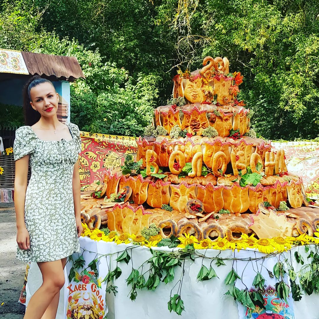 День посёлка Волоконовка! Очень огромный и вкусный каравай😍