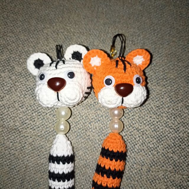vorsina_iuliia в LOOKY. #вязаниекрючком#вязаныебрелки#тигры,#вязаниеэлектростальногинск. Вязаные брелки тигря...