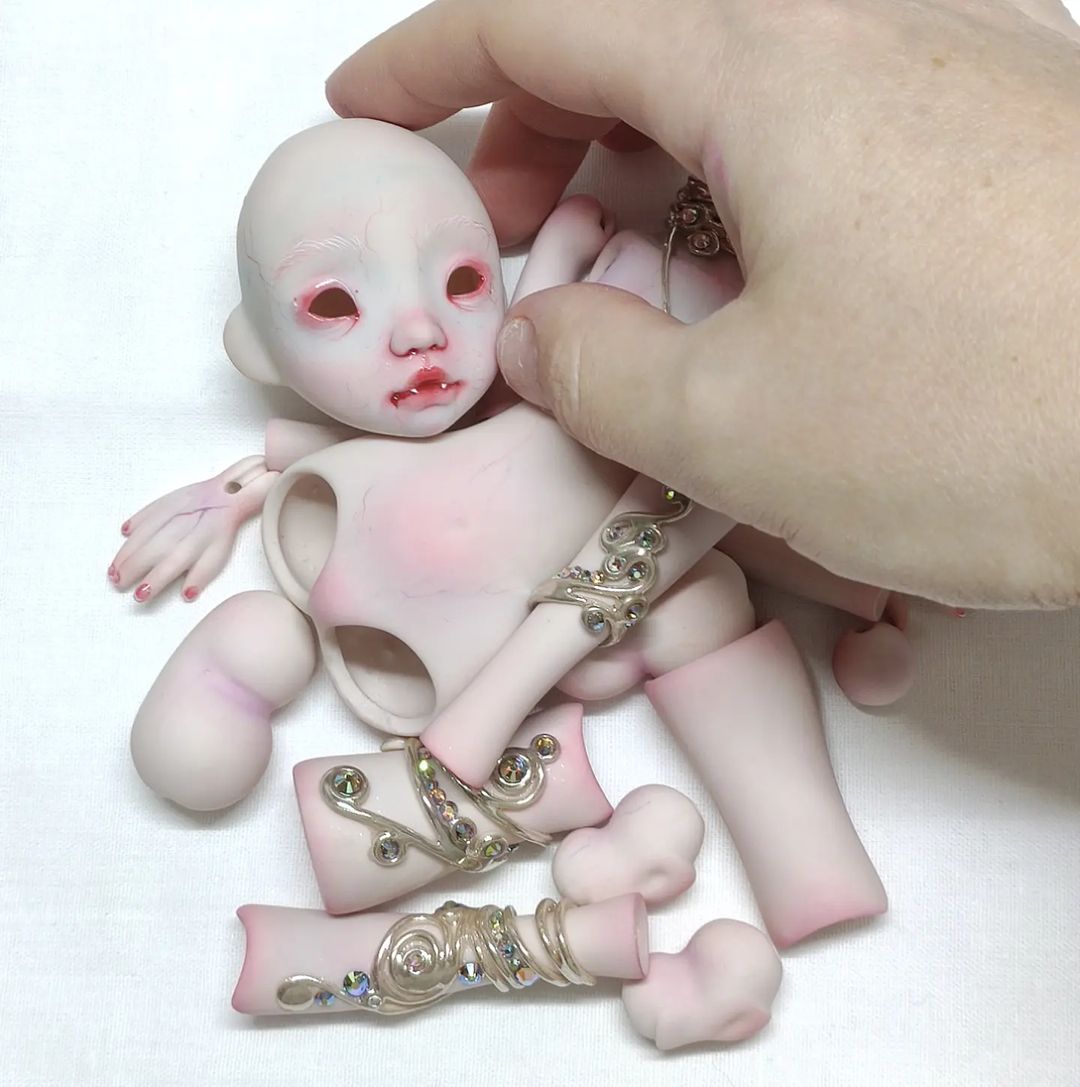ekaterina__morozova_dolls in LOOKY. #коллекционнаякукла,#интерьернаякукла,#шарнирнаякукла,#фарфороваякукла,#фарфор,#ооак,#вампир,#вампиры,#куклавампир,#bjddoll,#bjdsale,#bjd,#handmade,#porceliandoll,#porcelian,#polimerclaydoll,#бждкуклы,#бжд. Немного деталей ново...