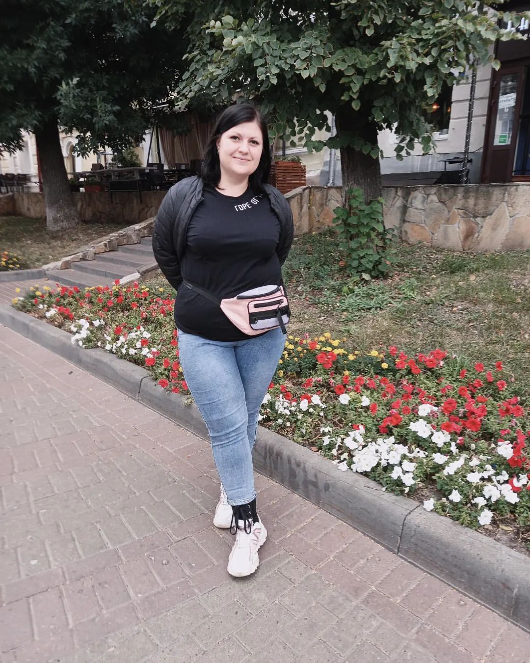 Как сохранять баланс ⚖ 
 
Сегодня я хочу поделиться с вами алгоритмом действий, который вернет вам ощущение опоры под ногами, даже если кажется, что мир вот-вот рухнет 😱 
 
✅ Если вам хочется куда-то бежать – поможет активная работа, уборка, двигательная активность. Если же вы в оцепенении, разрешите себе побездельничать – даже просто позалипать в сериалы. 
 
🚰 За тревожность отвечают гормоны адреналин и кортизол, пейте больше жидкости, чтобы их растворить и вывести. 
 
🙌 Найдите тех, кому вы можете помочь, чтобы перестать винить себя за бездействие. 
 
🧘‍♀ Не действуйте на эмоциях. Самое опасное в таких ситуациях – следовать за толпой, отключив критическое мышление. Лучше проведите время в ресурсном для вас месте – там, где вы можете побыть наедине с собой. 
 
И помните – привычные действия успокаивают: читайте ребенку на ночь, выгуливайте собаку и заваривайте чай с лимоном🍋🍁🥰❤
