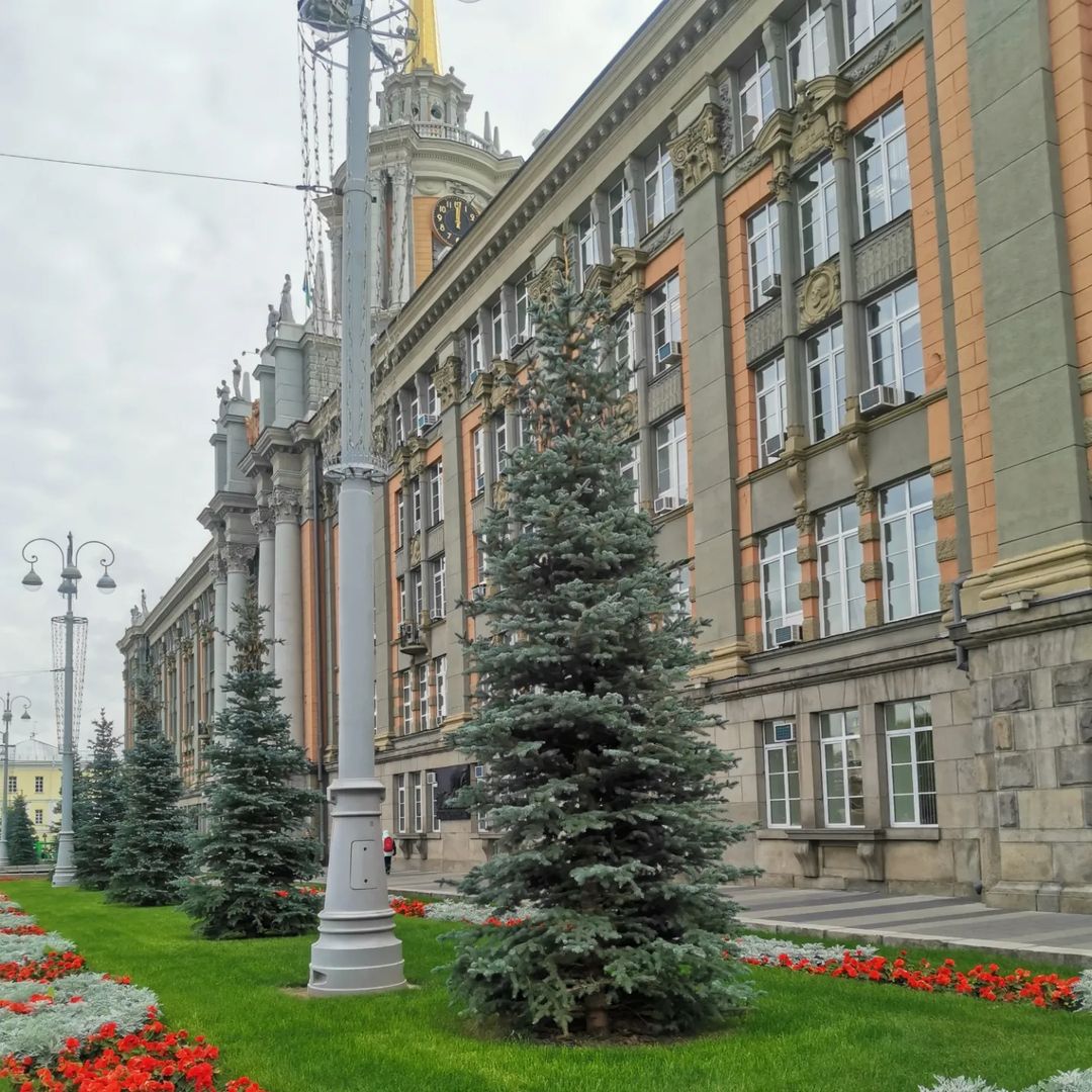 Немного культуры
Екатеринбург (Свердловск)
Красивый город, есть на что посмотреть, здесь малая часть того где я побывал сегодня, я не помню когда последний раз так гулял.

Если кто будет в этом городе проездом, по работе или просто решит отдохнуть. Рекомендую следить за временем. При экскурсии по городу время летит незаметно, я так скоротал 5 часов и это при том что везде на электросамокате. Пешком - сильно долго, такси - дорого выйдет (много передвижений), самокат самое оптимальное решение👍🏻

На следующий приезд уже есть план посетить музей авто. Про него только рассказали, где находится пока незнаю уже время к самолёту близится.
Лечу в аэропорт🚕

И так список мест где я был.
*Бизнес-центр Высоцкий
*Храм на крови
*Площадь 1905 года
*Дендропарк
*Сад центра современного искусства
*Мост "Плотинка"
*Екатеринбургский центральный парк культуры и отдыха им. В.В. Маяковского
*Сад им. Павлика Морозова

Вроде ничего не забыл.

Тем кто читать не разучился спасибо за внимание ✌🏻