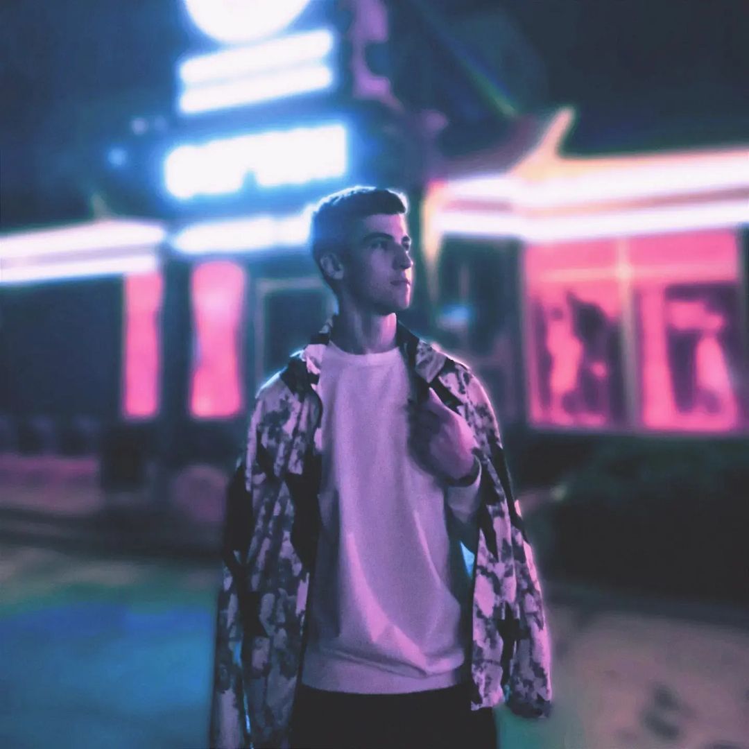 ɪɴ ᴀ ᴡʜɪᴛᴇ ʟɪᴍᴏᴜsɪɴᴇ ᴜɴᴅᴇʀ ᴀ ʀᴜʙʏ sᴜɴsᴇᴛ 🌆

➪ #photo #photography #neon