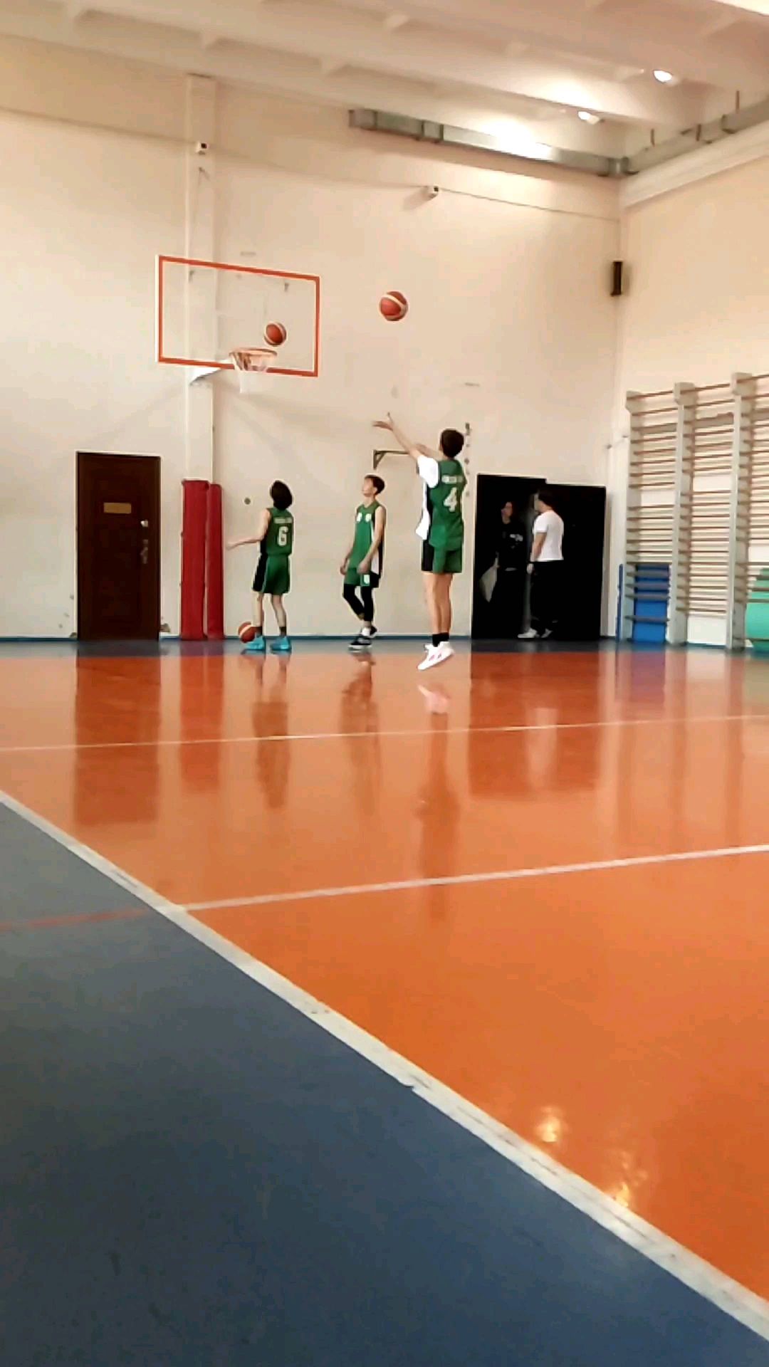 8timikmekkko в LOOKY. #лицей130,#licey130,#советскийрайон,#basketball,#nba,#баскетбол,#нск,#новосибирск,#спорт,#игра,#баскет,#🏀,#nbayoungboy. 🏀Лицей 130 VS Совет...