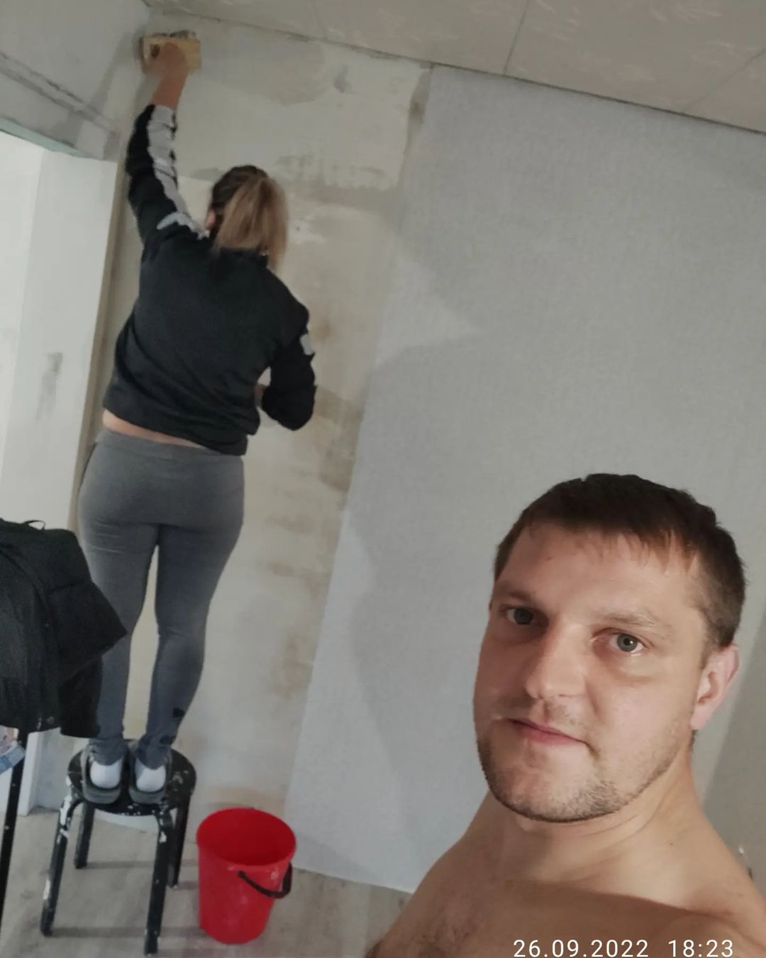 С любимой клеим обои 🤘