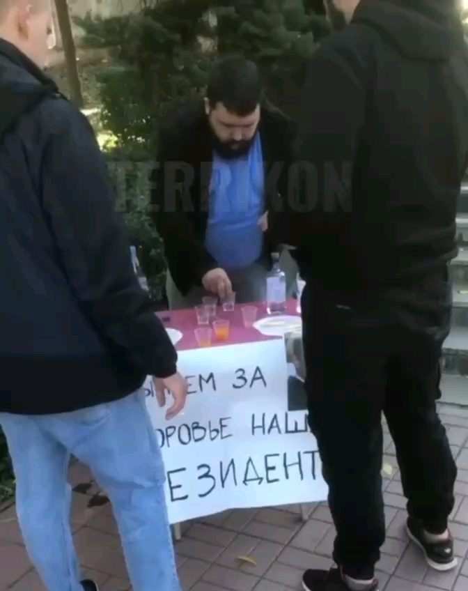 komarovandrei74 в LOOKY. . Пьем за деда!
Путину...